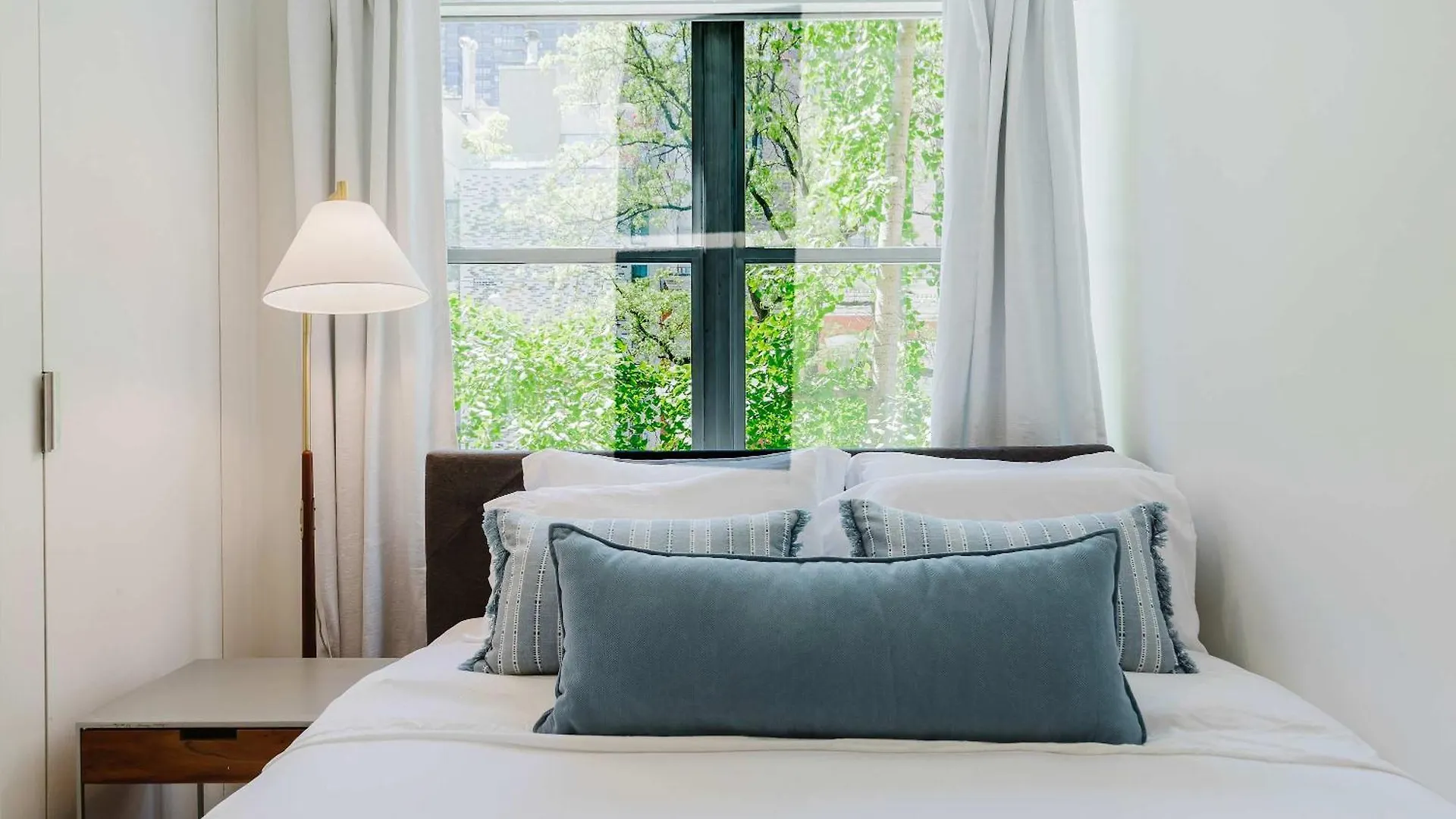 Designer Home In Diplomat District Nueva York