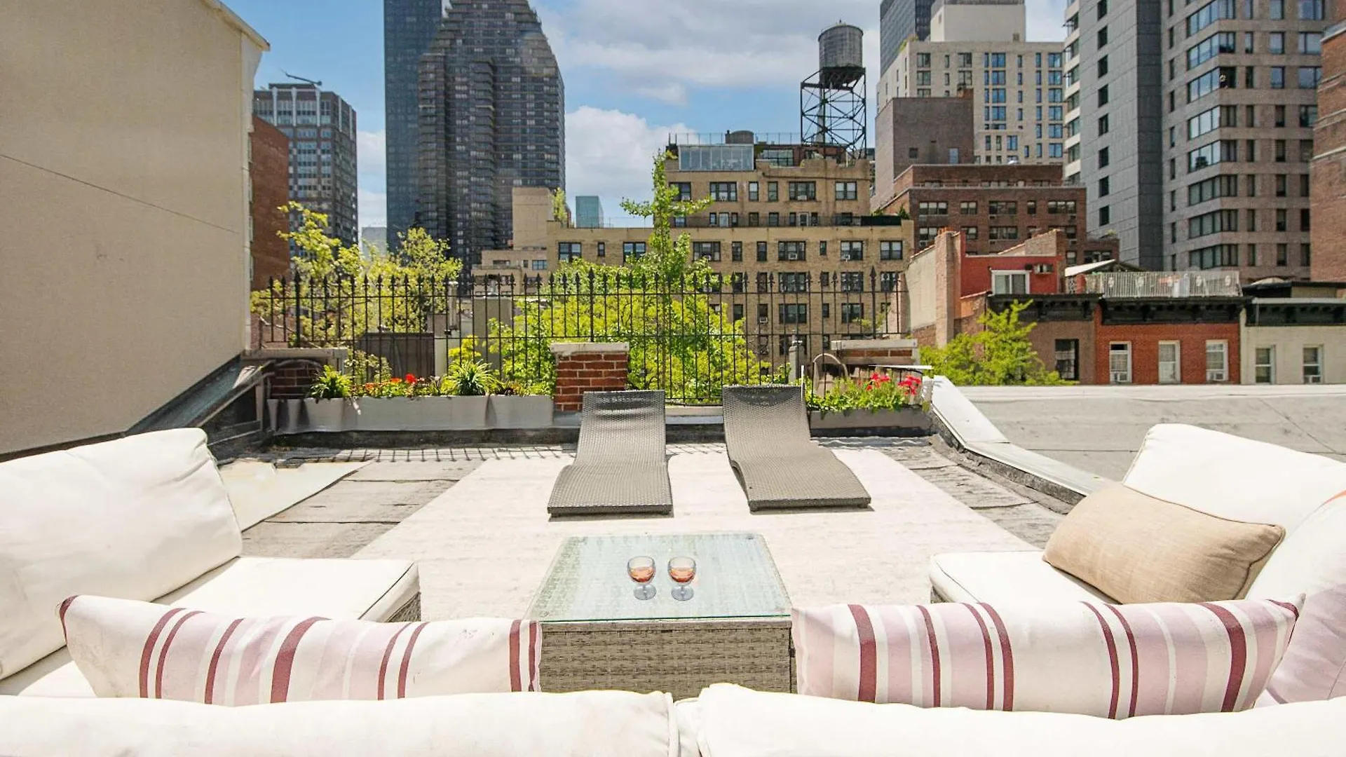 Designer Home In Diplomat District Nueva York